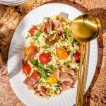 Salade d’orzo froide (tomates confites, maïs et prosciutto)