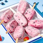 Popsicles au lait de coco et aux petits fruits