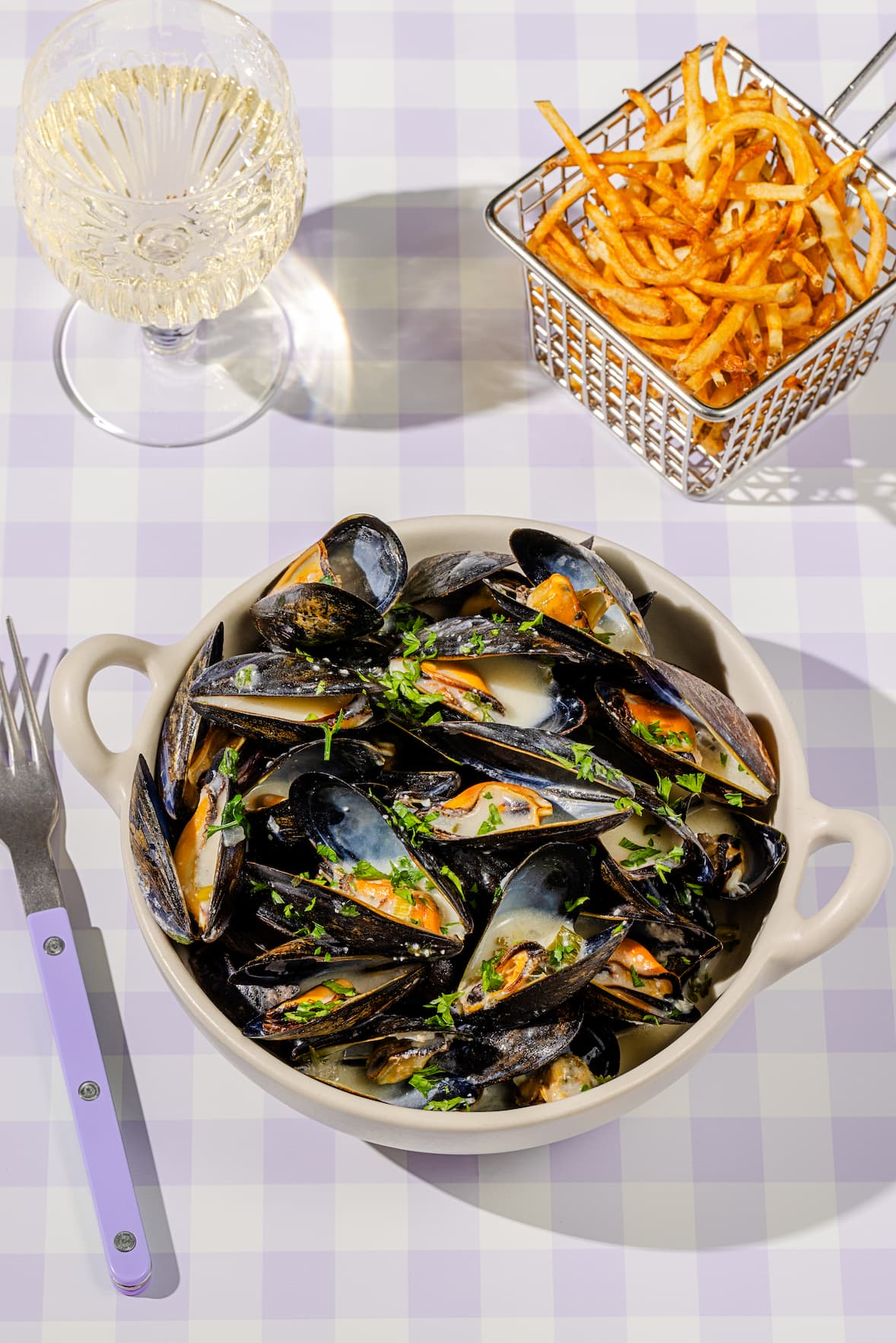 Moules marinières à la crème avec frites maison et vin blanc
