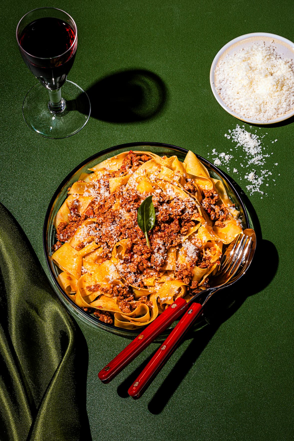 Tagliatelles avec sauce al ragu traditionnelle italienne (sauce bolognaise)