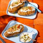 Pommes de terre au four au saumon fumé et à la crème sure