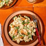 Salade de pâtes au saumon fumé avec vinaigrette au raifort