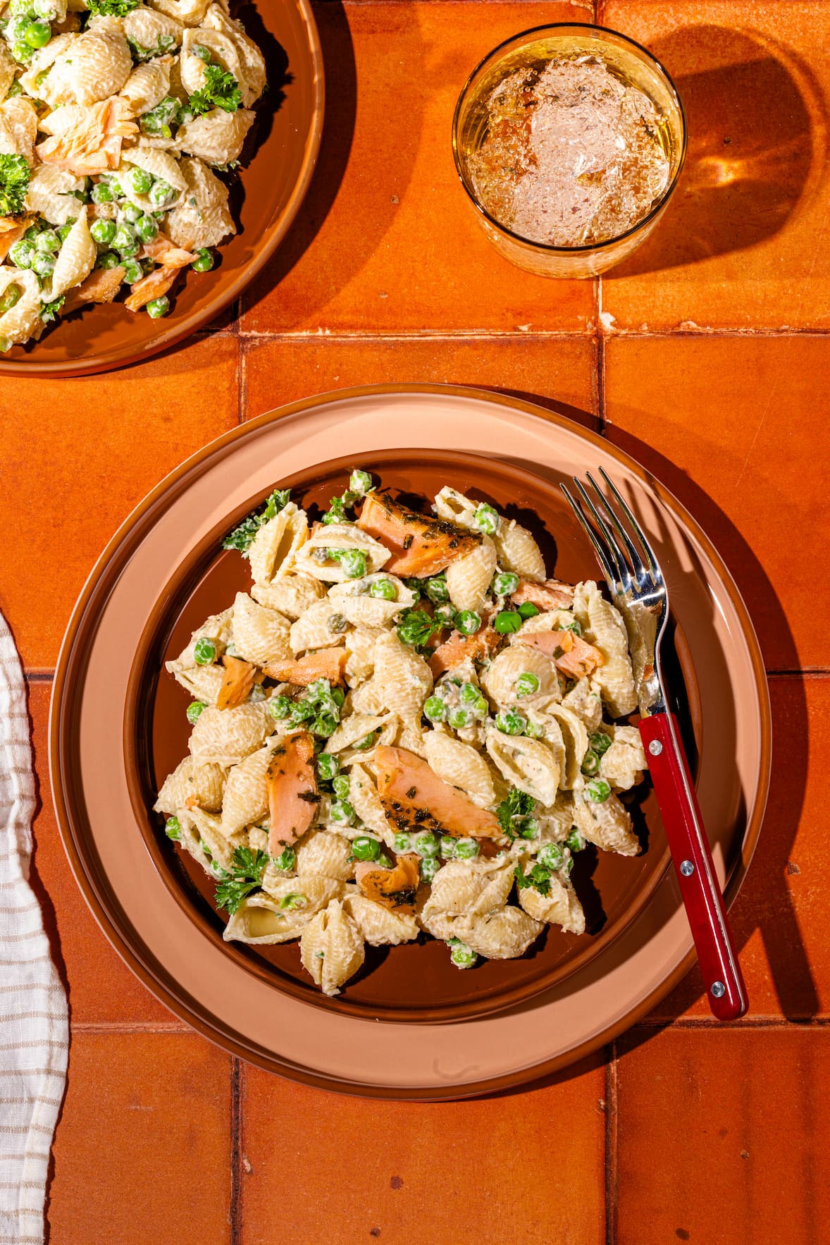 Salades de coquilles au saumon fumé, raifort, et pois verts