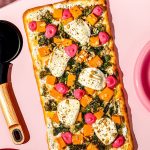 Pizza sur pain plat à la courge, au chou frisé et à la betterave
