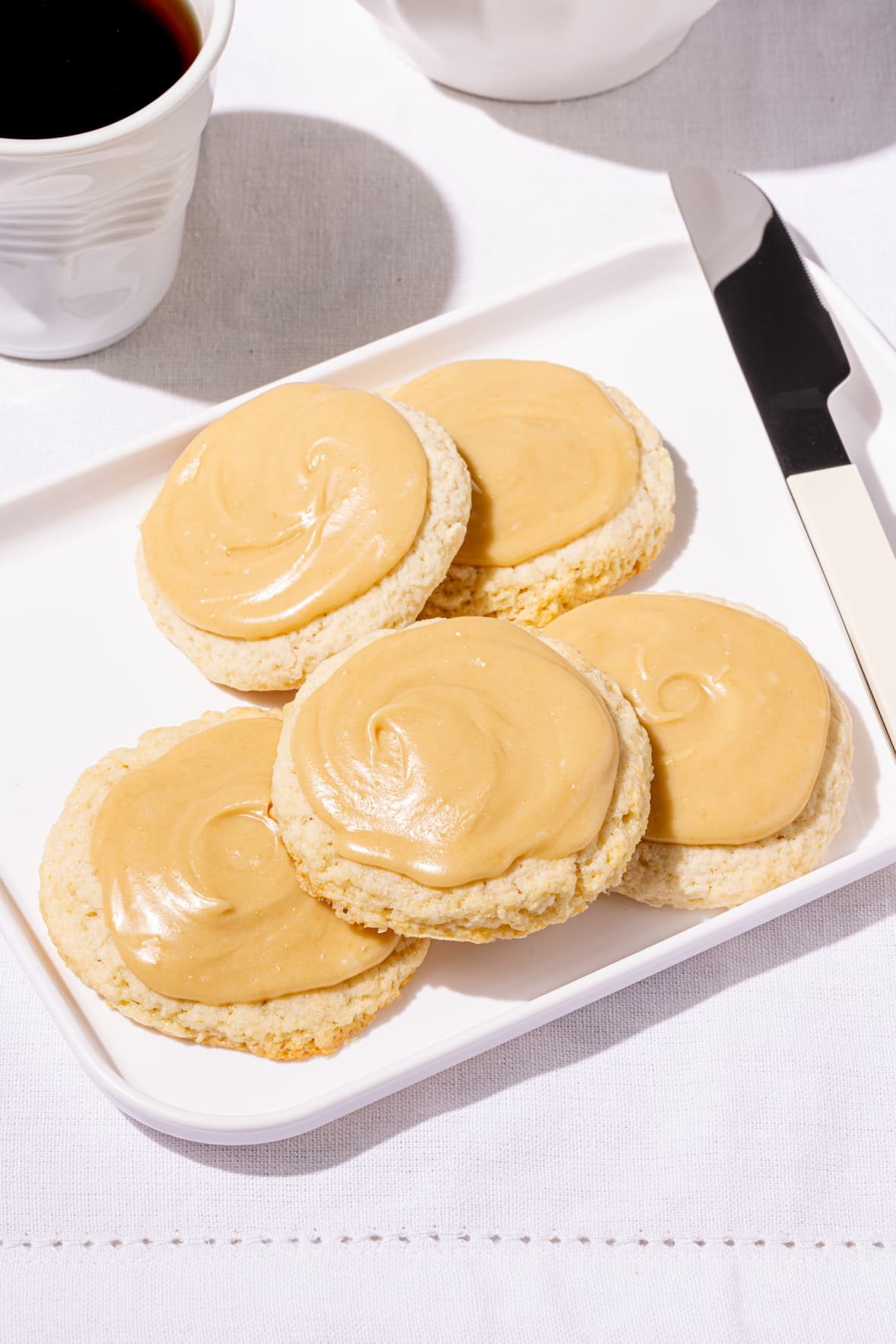 Galettes blanches avec glaçage au sucre à la crème