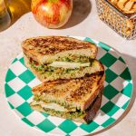 Grilled-cheese au kale avec pommes et bacon
