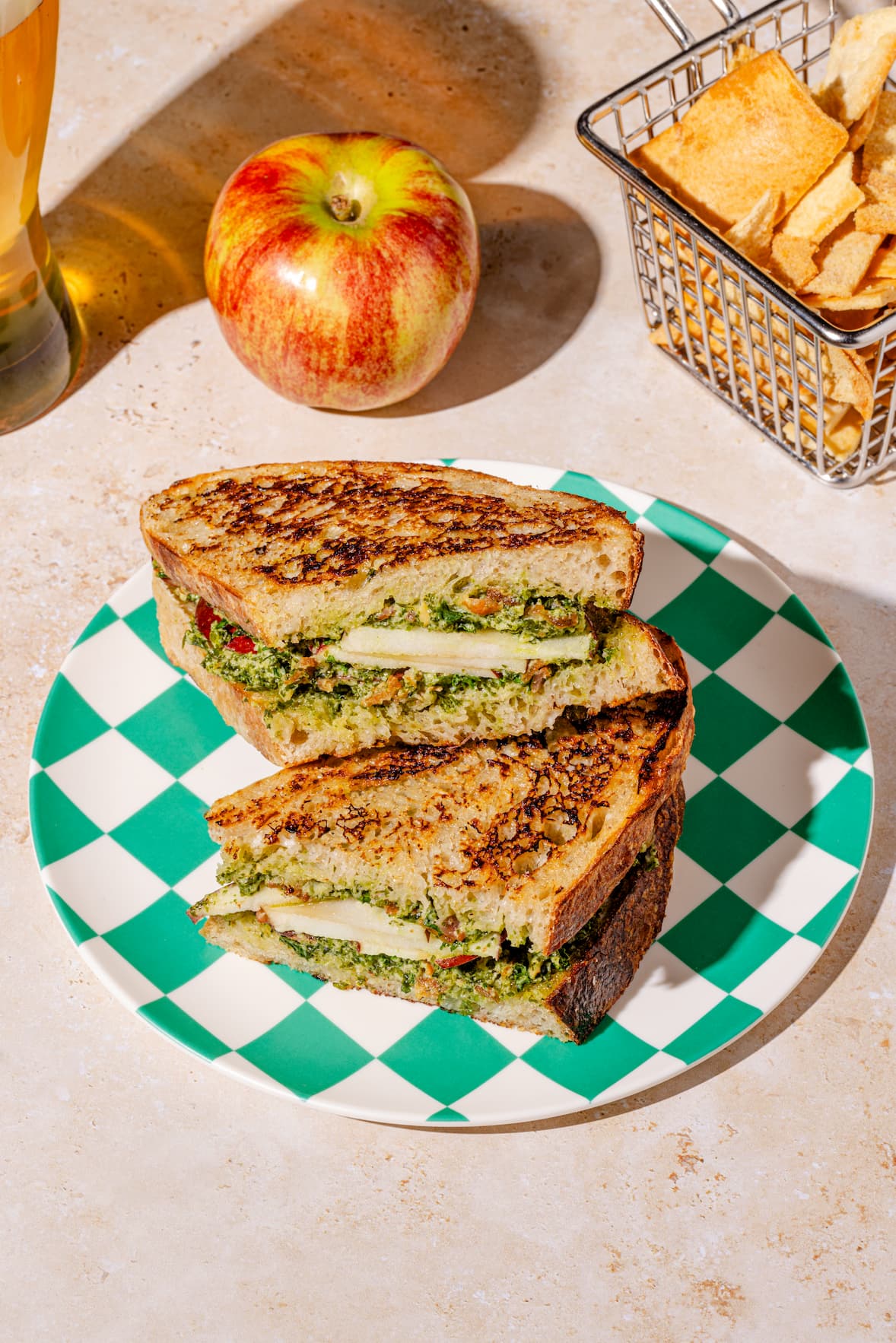 Grilled-cheese au kale, pommes, cheddar fort et bacon