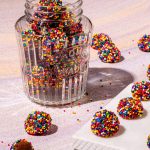 Boules au chocolat enrobées de billes arc-en-ciel