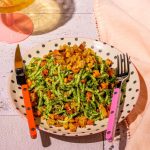 Pâtes avec pesto de kale, courge rôtie et chapelure croustillante