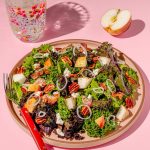 Salade de chou frisé avec pommes, pacanes et chèvre