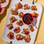 Bouchées de brie et de bacon sur patates croustillantes