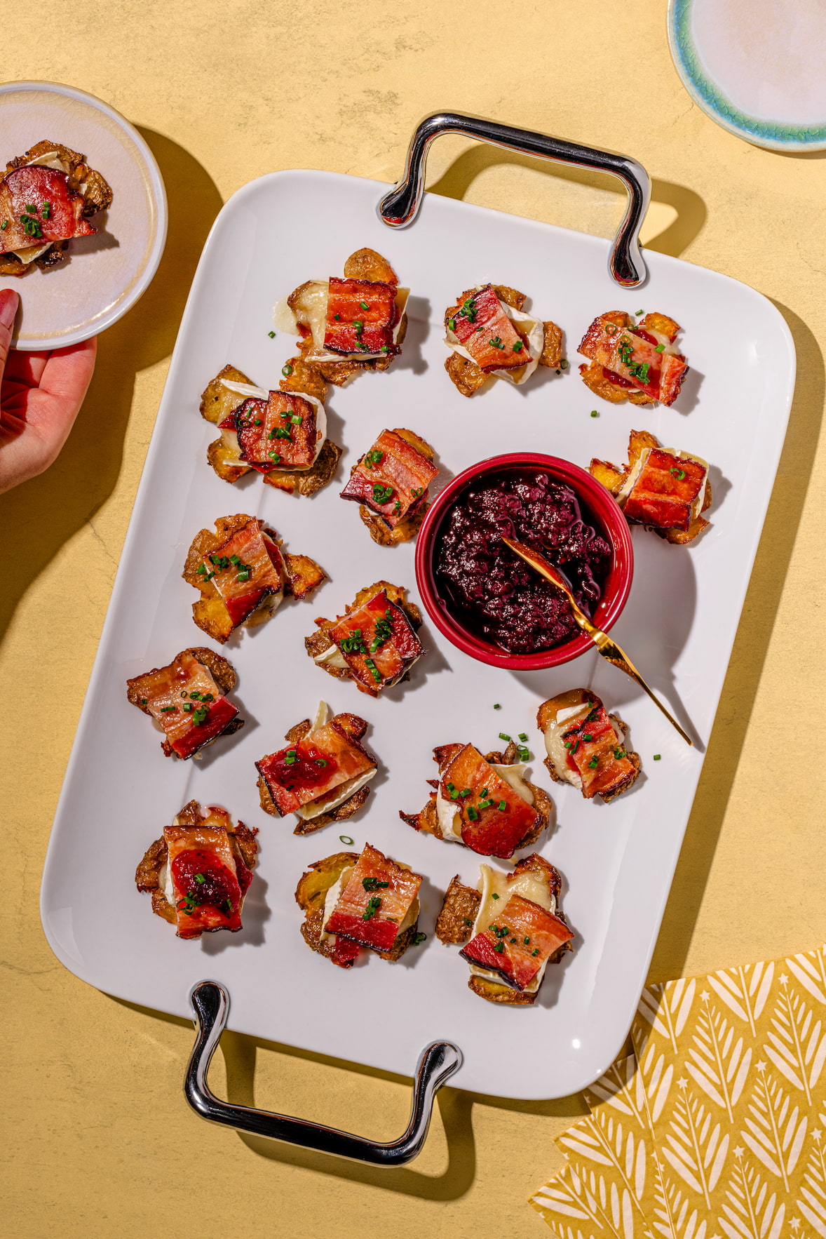 Bouchées de brie et de bacon sur patates croustillantes