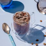 Gâteau moka protéiné dans une tasse