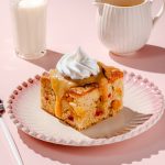 Gâteau salade de fruits avec sauce au sucre à la crème