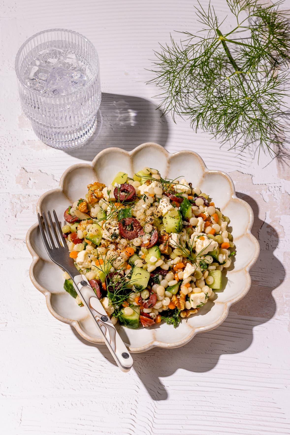 Salade de couscous perlé avec olives, fromage féta, concombres et aneth
