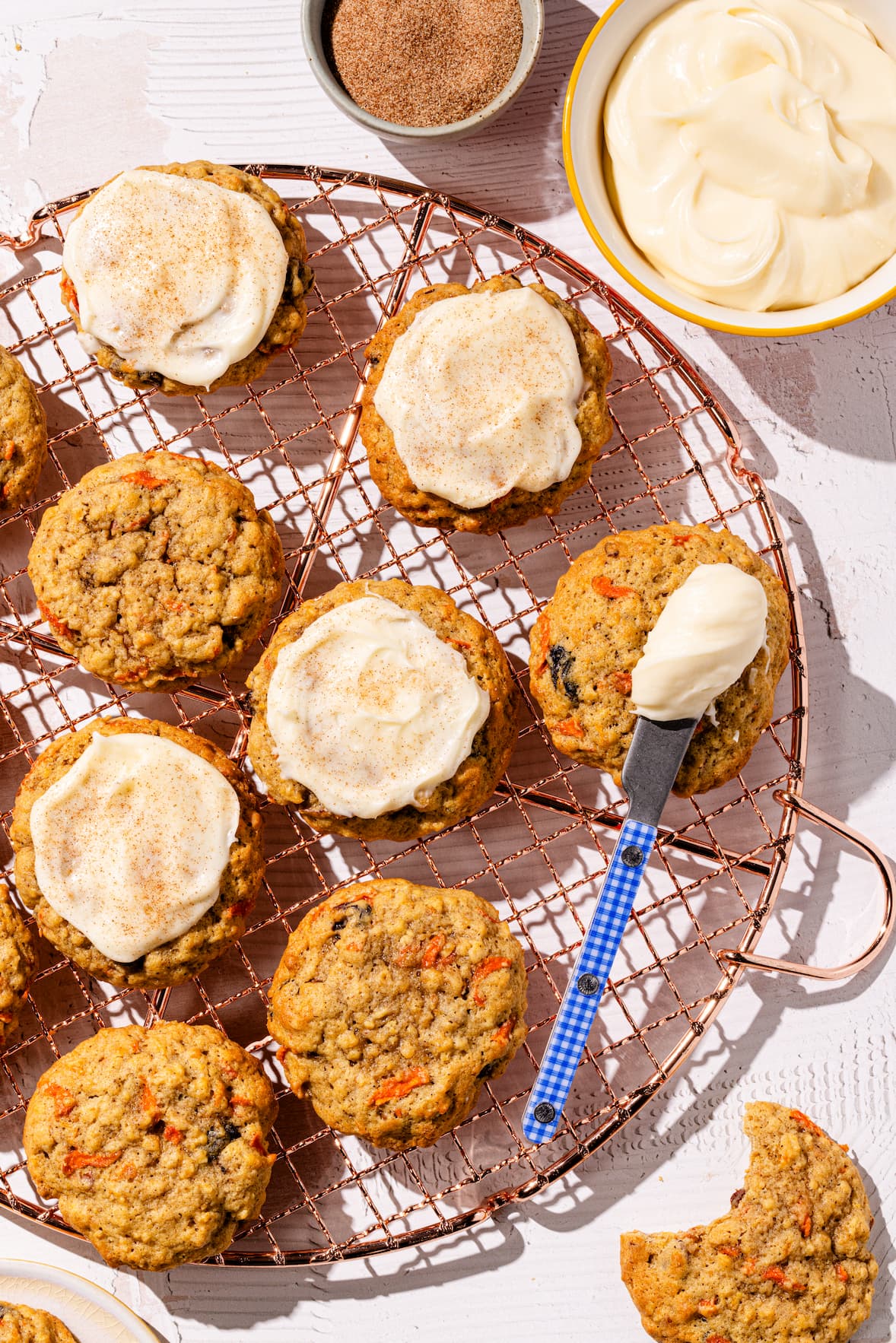 Biscuits aux carottes avec glaçage au fromage à la crème