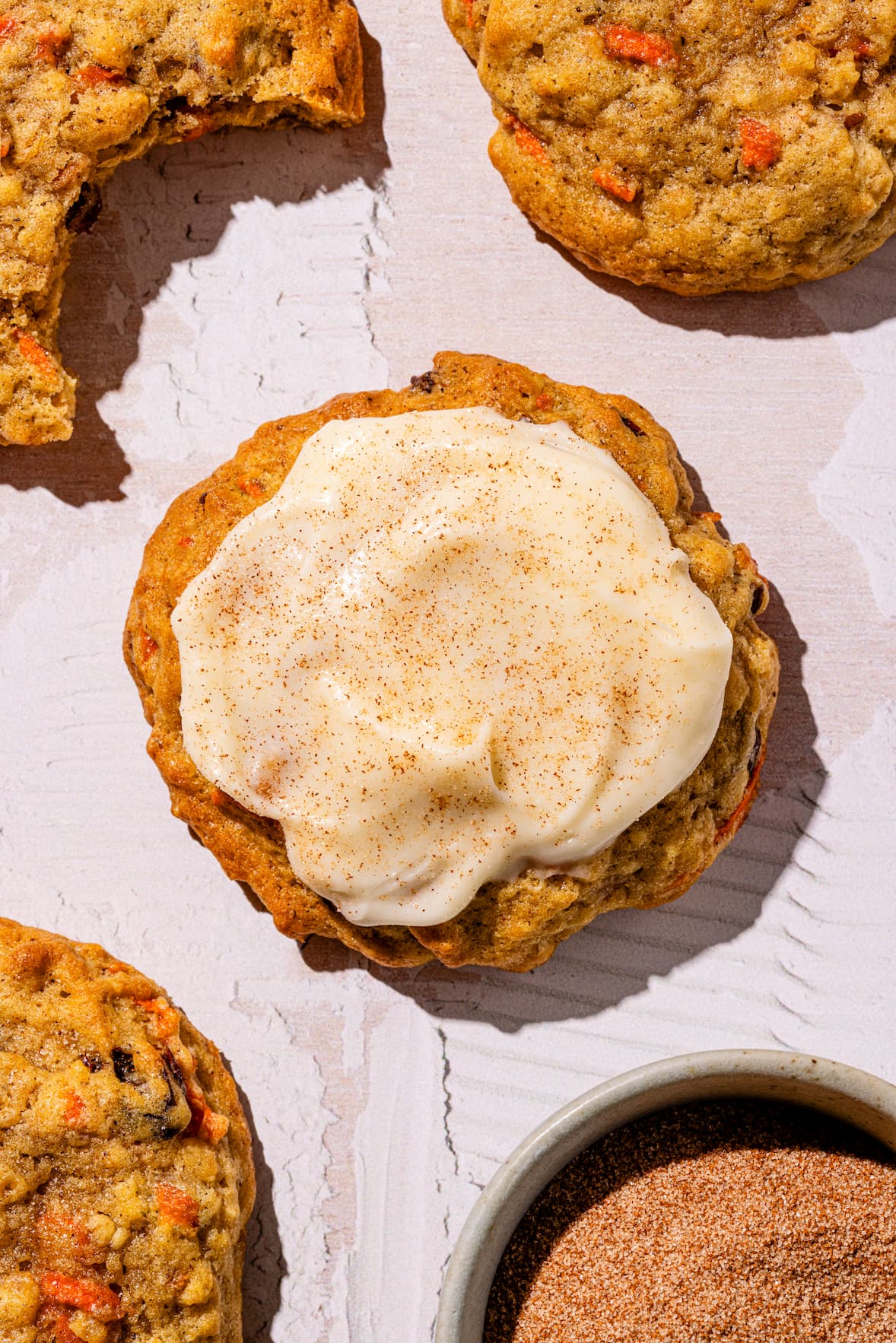 Biscuits aux carottes avec glaçage au fromage à la crème