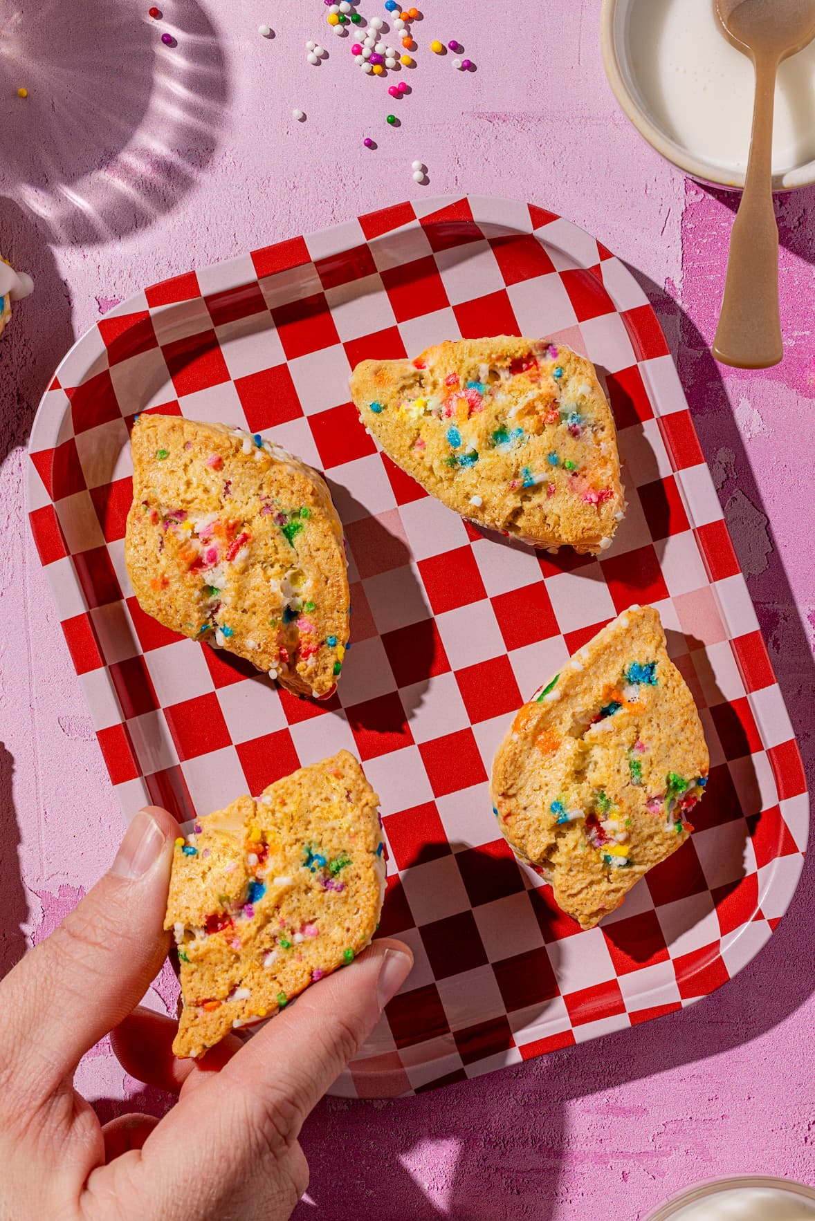 Recette de mini scènes avec des confettis multicolores