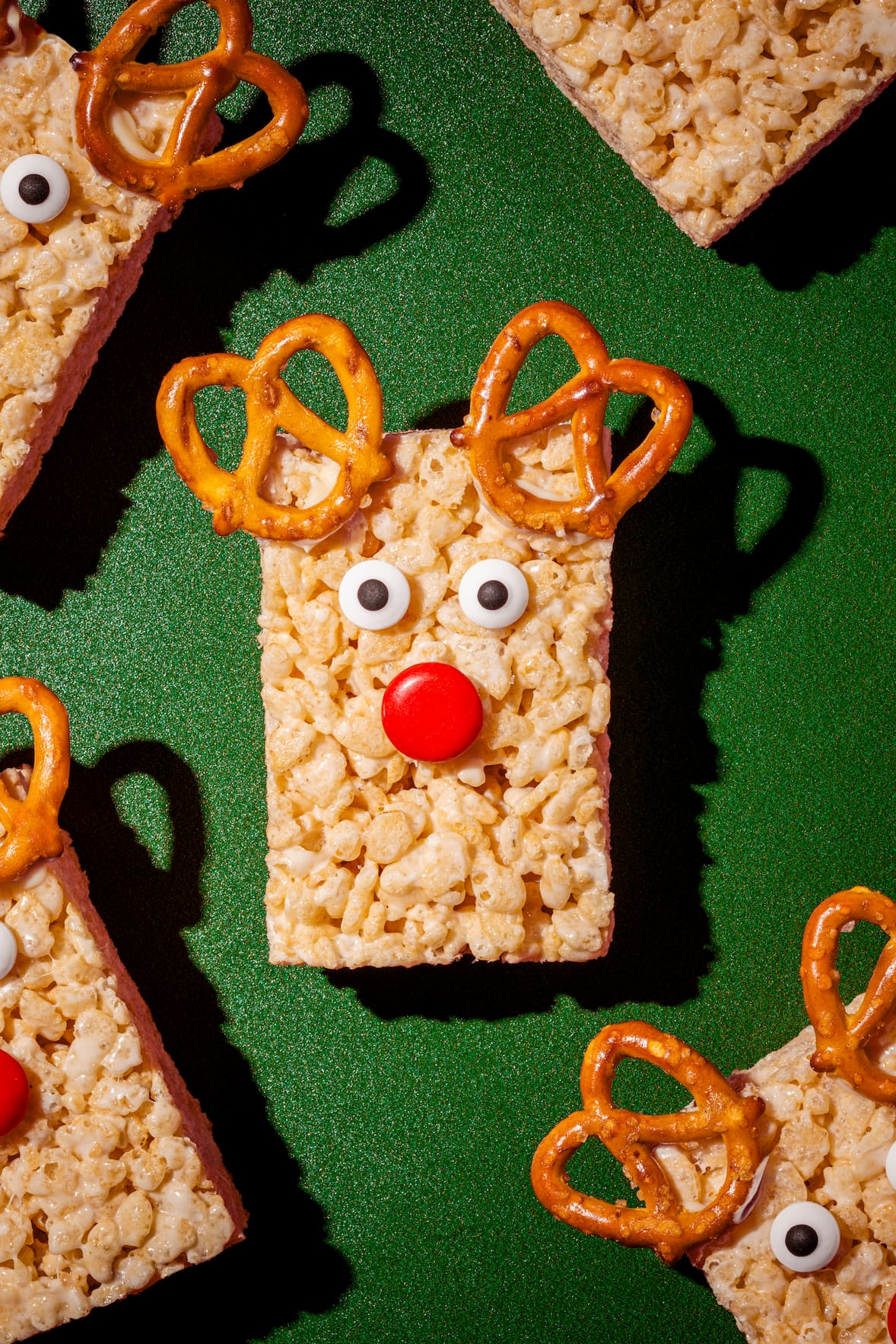Carrés Rice Krispies de Noël en forme de renne au nez rouge avec des bretzels
