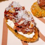 Bouchée de tartare de boeuf et cornichons frits