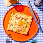 Carrés de crêpes avec oeufs, jambon et fromage
