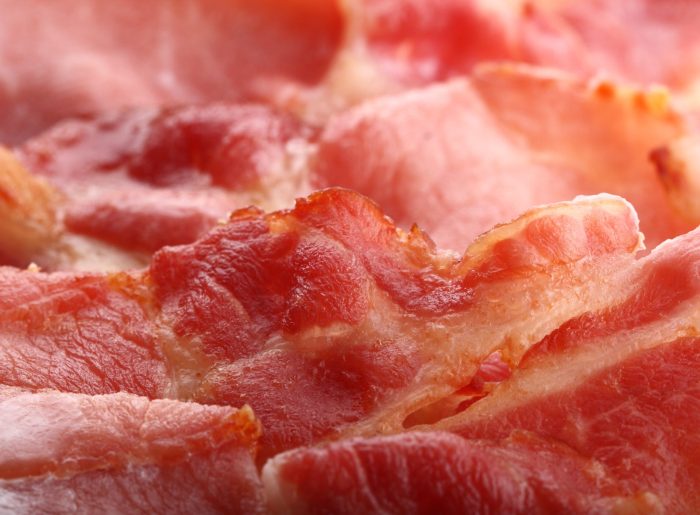 Le bacon : valeurs nutritives, calories, bienfaits santé, recettes et utilisations