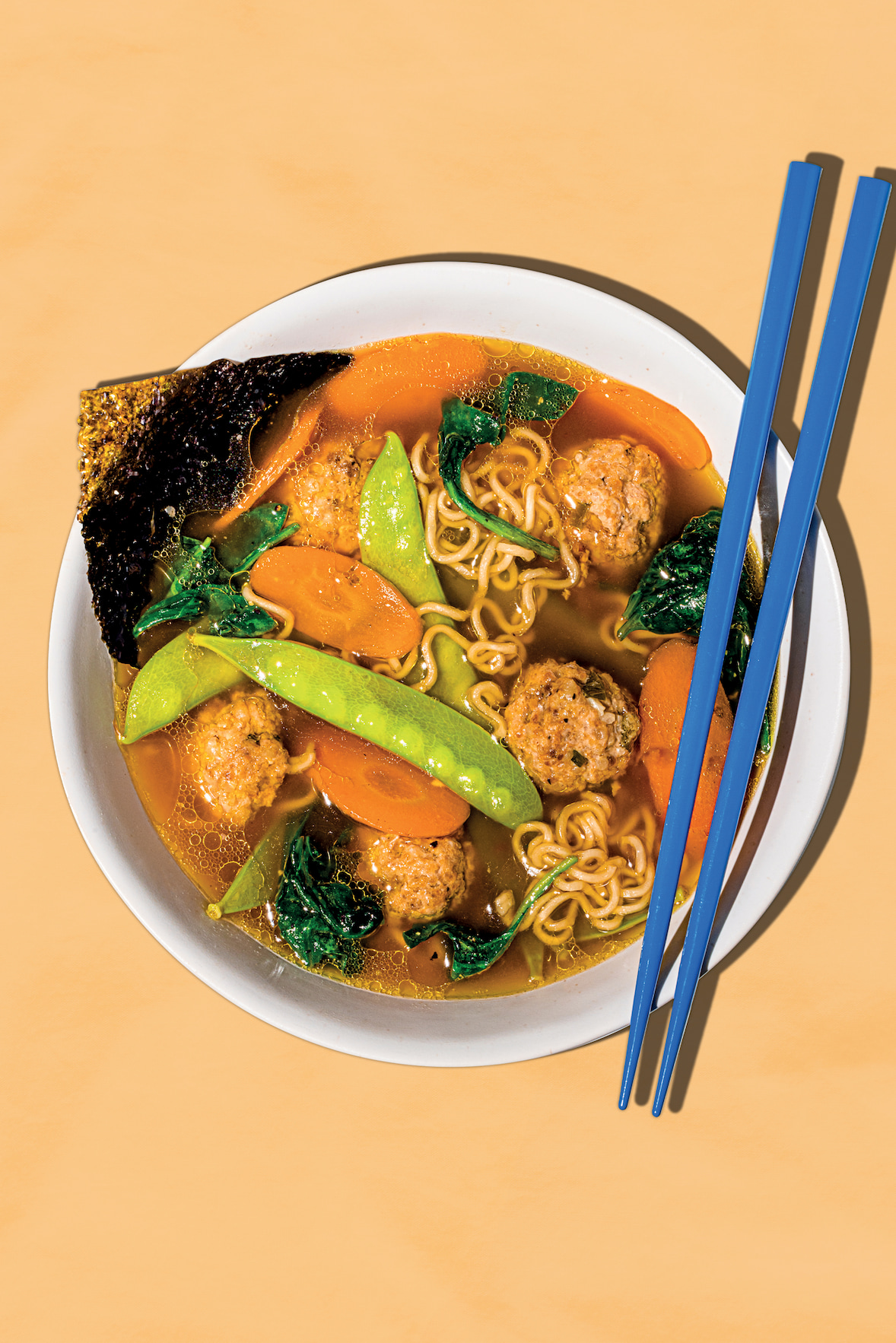 Soupe ramen aux boulettes de porc et aux légumes