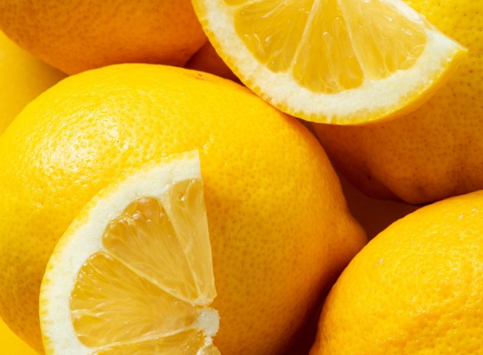 Le citron : valeurs nutritives, calories, bienfaits santé, recettes et utilisations