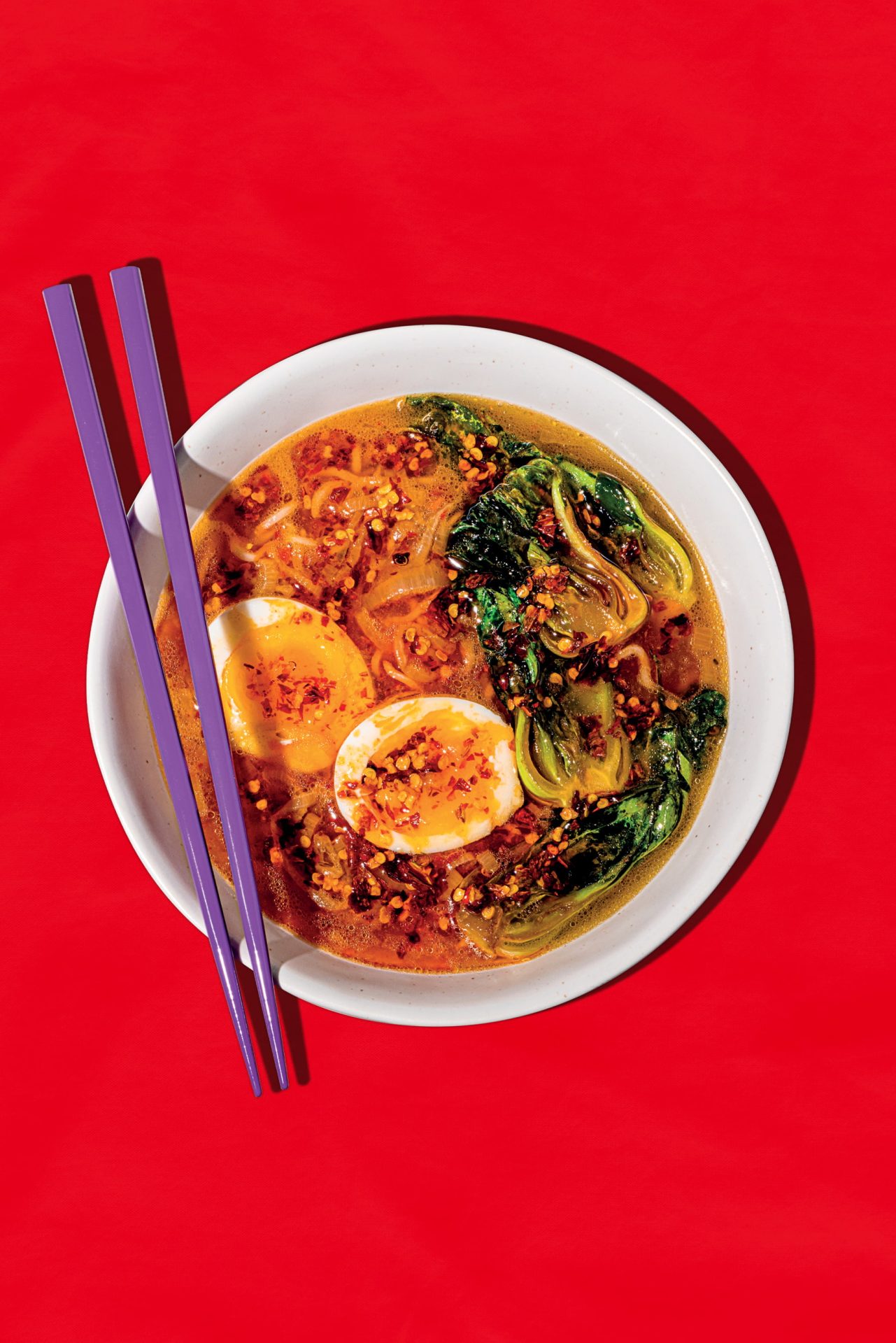 Ramen piquant avec bok choys grillés
