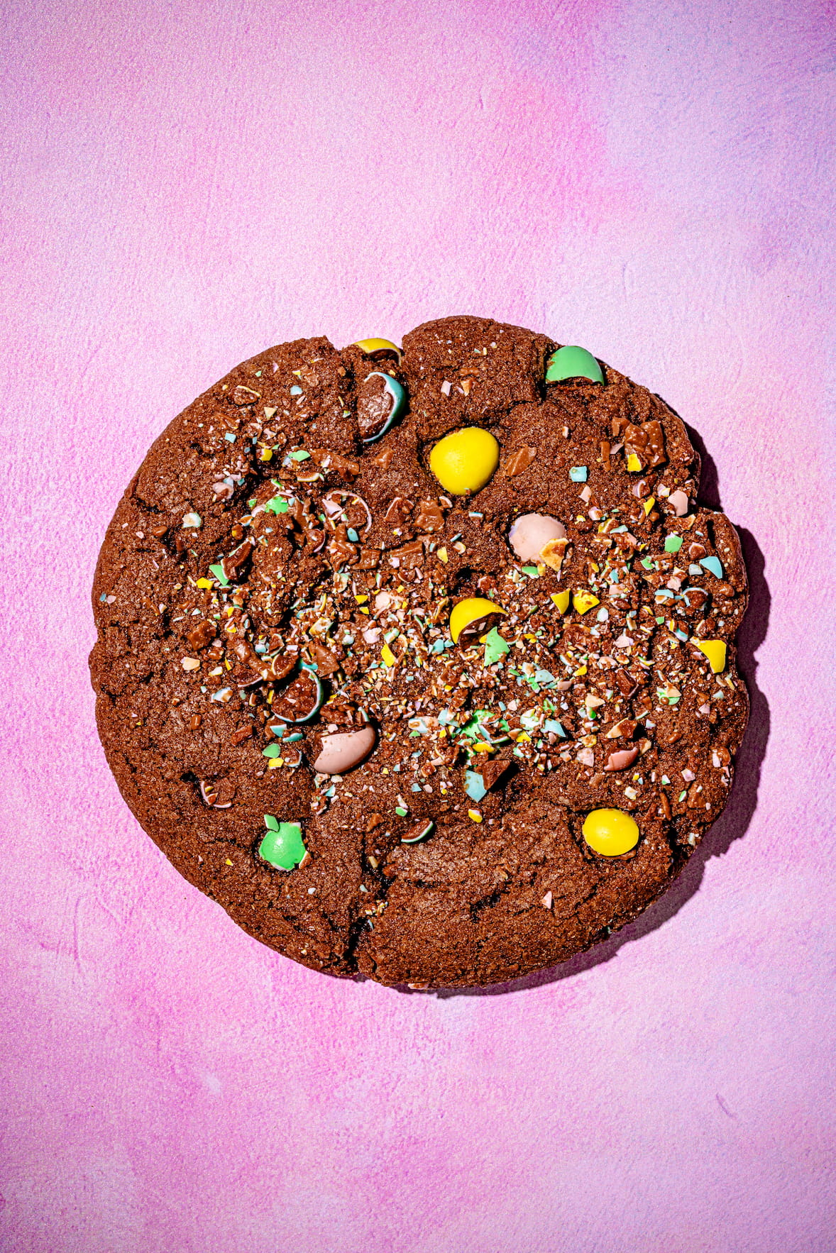 Biscuits double chocolat au mini eggs