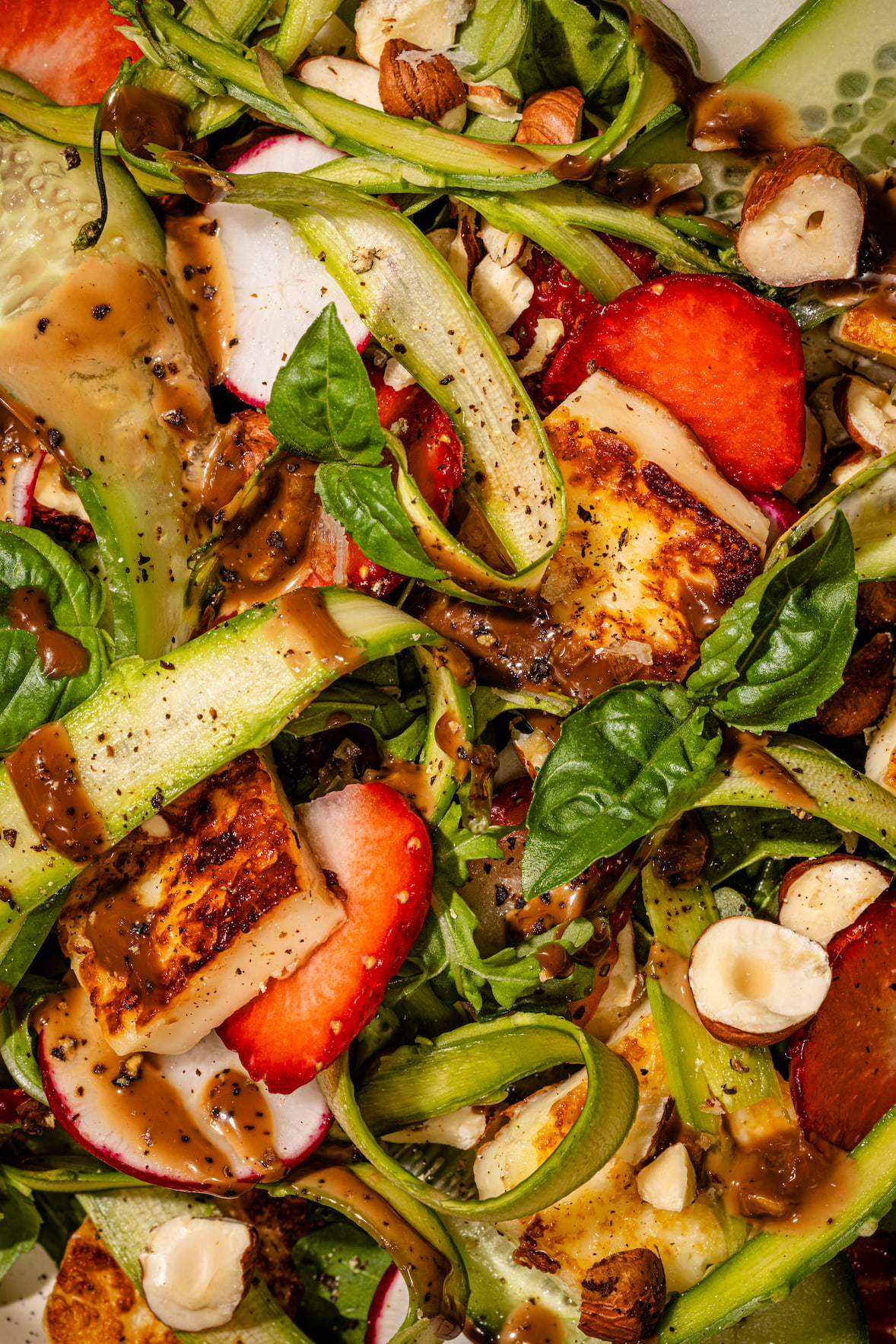 Salade printanière d'asperges, fraises et halloumi