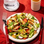 Salade de rubans d’asperges, halloumi et fraises