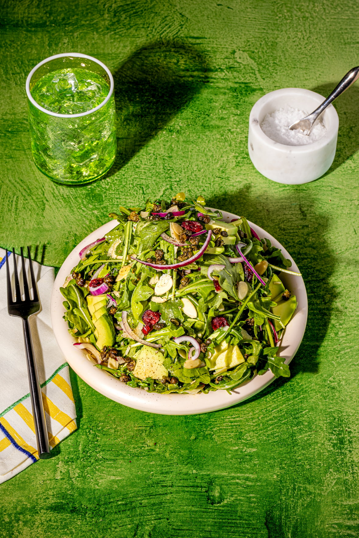 Salade roquette et avocats avec amandes tranchées