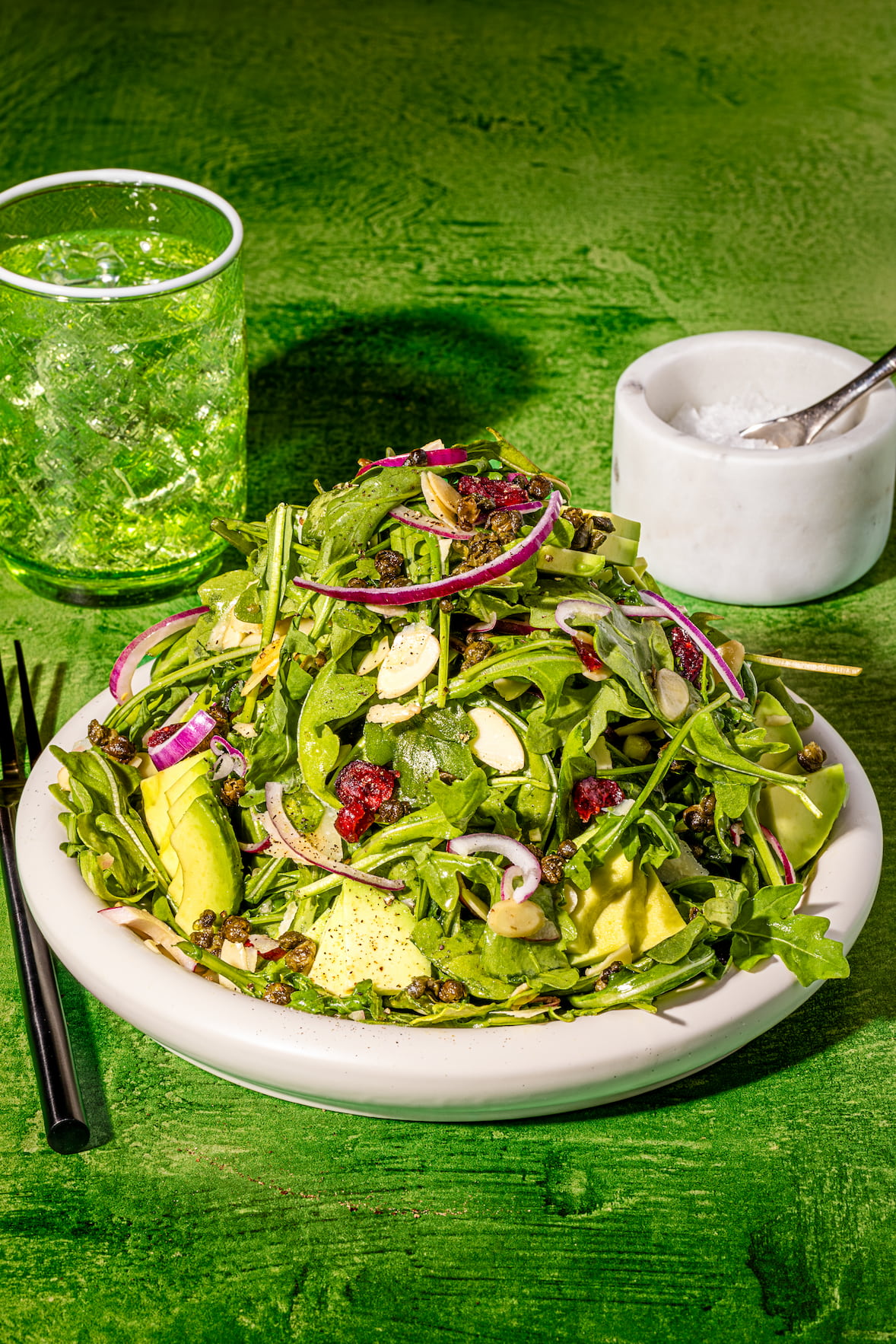 Salade roquette et avocats avec amandes tranchées